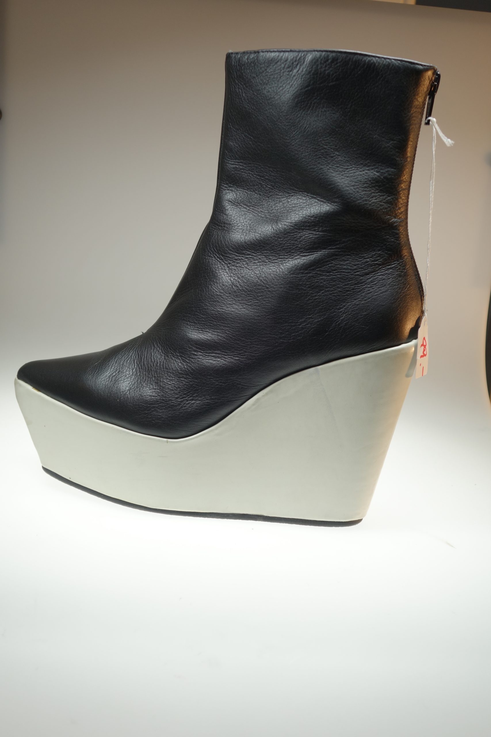 Stieflette black and white