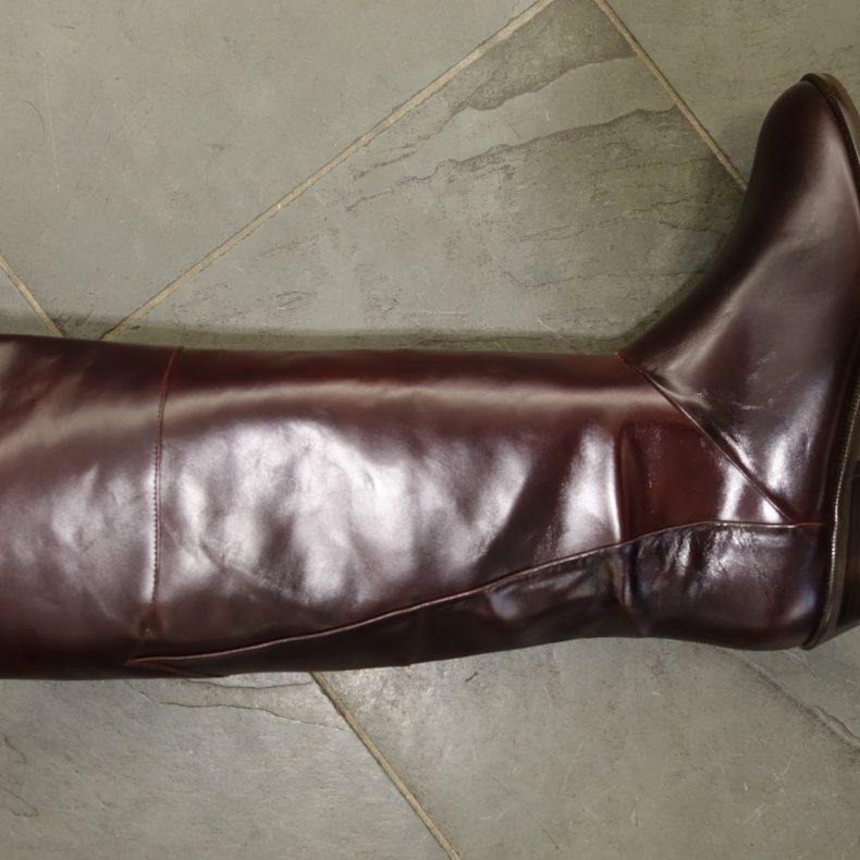 Neue Stiefel aus Geschäftsauflösung