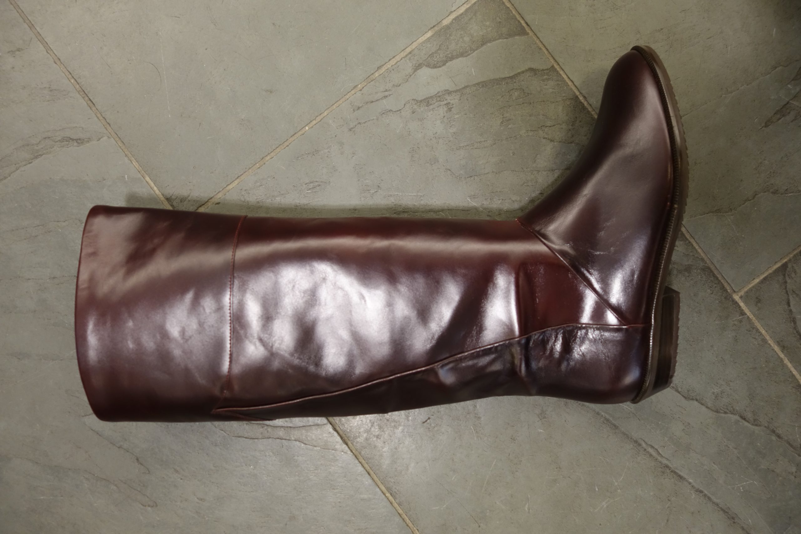 Neue Stiefel aus Geschäftsauflösung